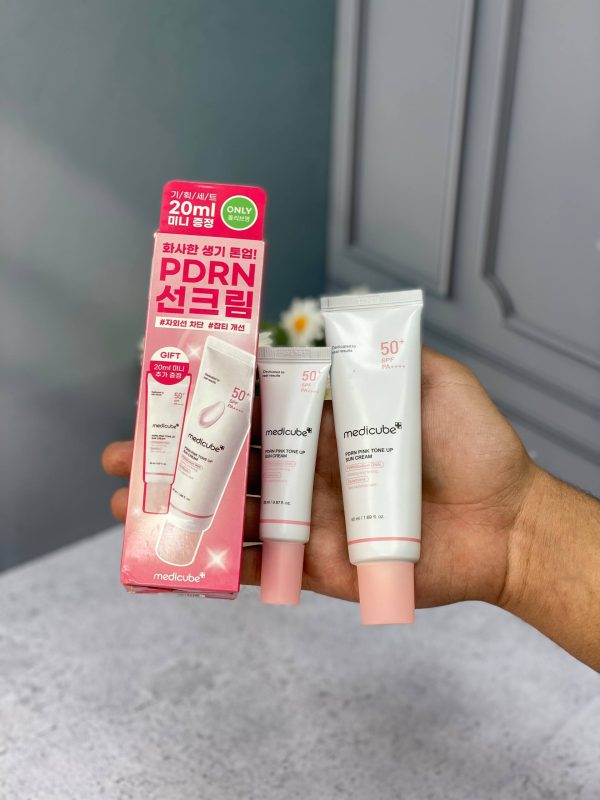 ضدآفتاب PDRN صورتی مدیکوب SPF50+ حجم ۵۰ میل  ✨ یکی بخر، دوتا ببر! 🔥🔥 - تصویر 2